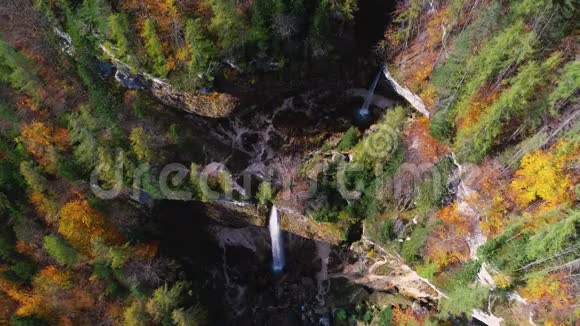 瀑布湖泊和秋季森林Plvice国家公园克罗地亚空中无人机景观视频的预览图