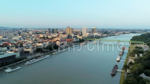 布拉迪斯拉发航空城市景观斯洛伐克多瑙河在日落视频的预览图