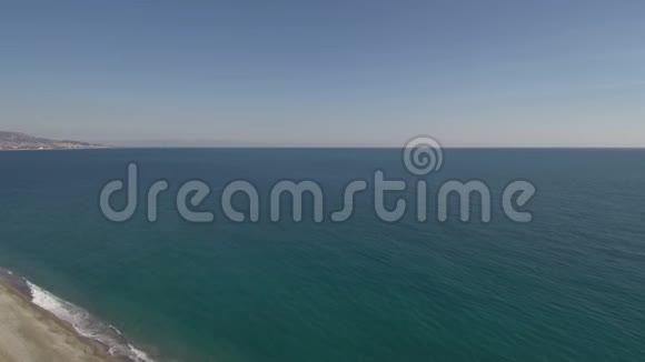 在海滩和大海上空降落的空中射击视频的预览图