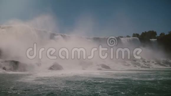 在令人惊叹的夏季尼亚加拉瀑布瀑布上壮观的奔流水景和鸟的喷射视频的预览图