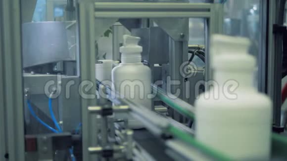 塑料瓶的瓶颈被一台工业机器隔开了视频的预览图