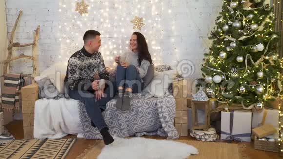 一对夫妇在圣诞节笑视频的预览图