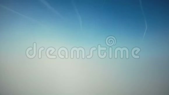 电影航拍飞升云上朝晴地平线和晴空万里自由概念视频的预览图