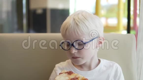 饥饿的男孩急切地吃着比萨饼玛格丽塔酒视频的预览图