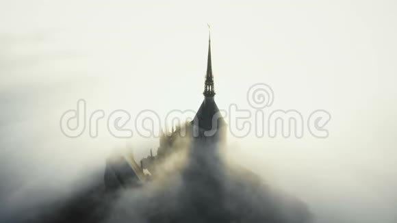 在诺曼底的圣米歇尔山上一座美丽的阳光普照的哥特式修道院建筑周围飞来飞去视频的预览图