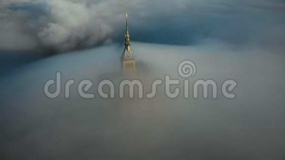 在日出之上飞行的无人机圣米歇尔山城堡尖塔被浓雾笼罩流入神秘的黑暗视频的预览图