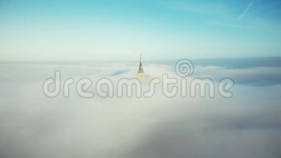 在诺曼底日出的时候在圣米歇尔山的城堡尖顶上升起了一个由大气雾雾覆盖的无人机视频的预览图