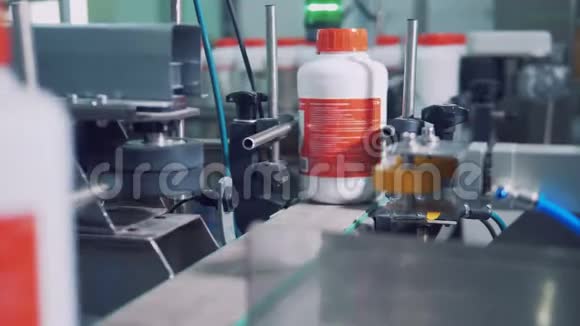 有标签的塑料瓶沿着传送带移动并被标记视频的预览图
