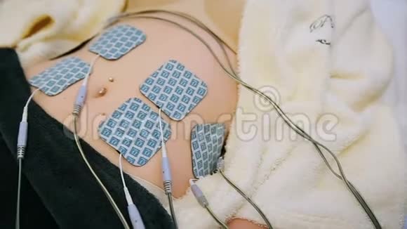 抗衰老程序女性病人接受电刺激胃复兴程序硬件美容视频的预览图