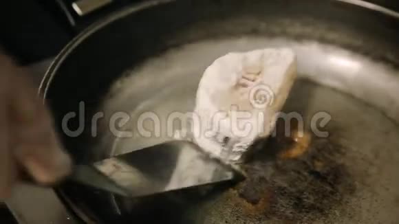 煎锅里的鱼视频的预览图