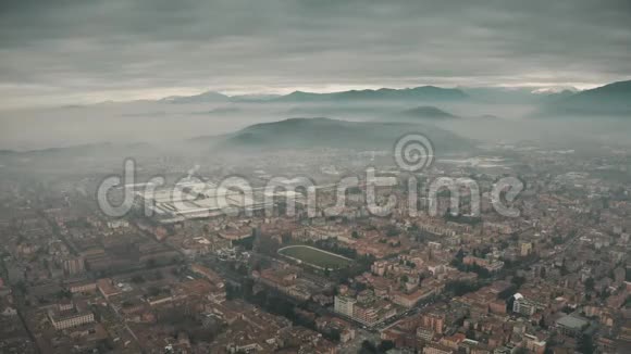 意大利雾中布雷西亚及周围山脉的鸟瞰图视频的预览图