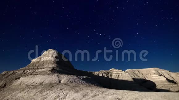 夜晚的星空在月亮上方望着卡斯哈斯坦的石峡谷时间流逝4K视频的预览图