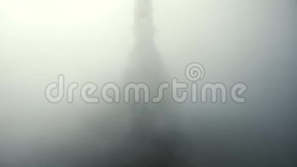 无人机在雾蒙蒙的云层之上升起在标志性的圣米歇尔城堡尖顶上展现出史诗般的金色雕像视频的预览图