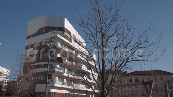 米兰市生活区豪华公寓楼视频的预览图