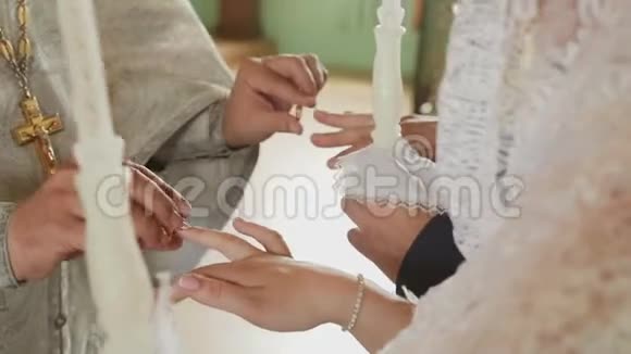 在教堂的婚礼上戴戒指视频的预览图