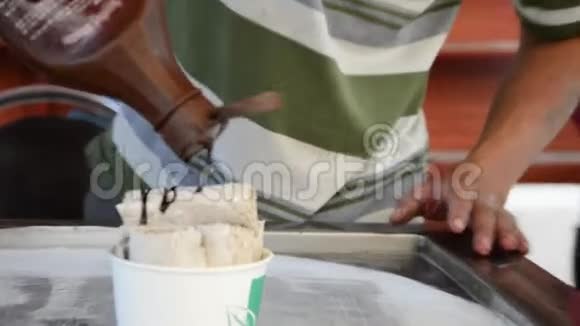 冰淇淋的生产亲手做美味的甜点视频的预览图