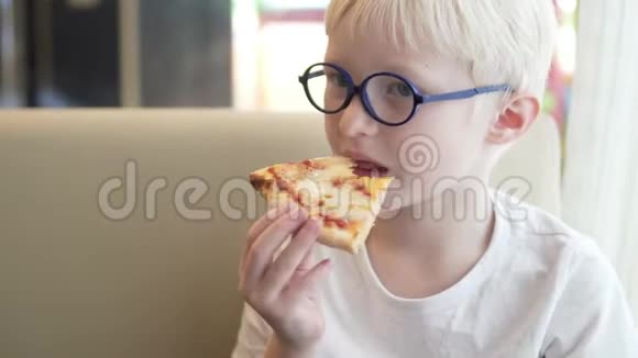 男生在学校食堂吃饭视频的预览图