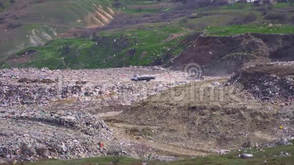 拖拉机和卡车在巨大的有毒垃圾场视频的预览图