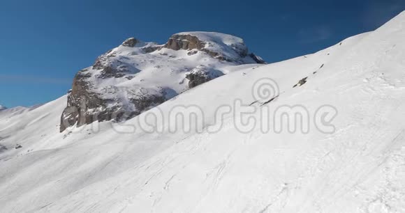雪山冬季景观免费滑雪视频的预览图