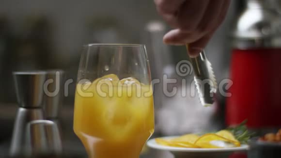 准备橙汁尾酒酒保在现代酒吧准备鸡尾酒巴门搅拌浇筑甜蜜的味道视频的预览图