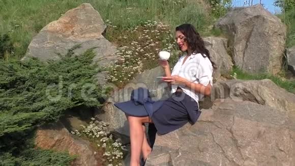 女人在喝茶视频的预览图