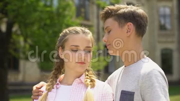 男朋友温柔地亲吻女朋友互相看着对方青少年的关系视频的预览图