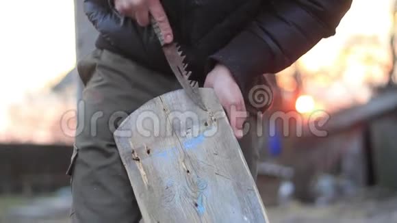 有人用刀子在木板上雕刻视频的预览图