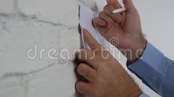 商务人员用网页和铅笔在办公室墙上写字视频的预览图