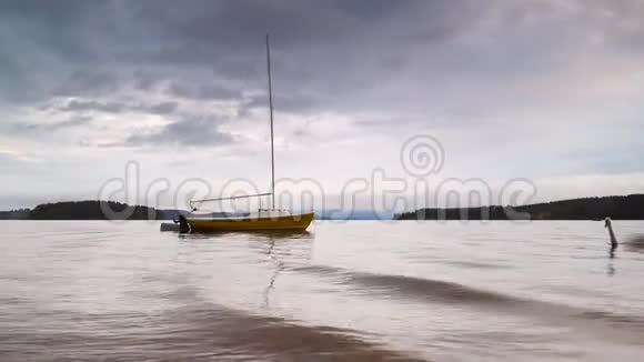 锚定帆船在漆黑的黄昏里普诺湖天鹅游视频的预览图