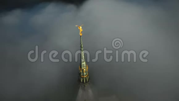 大气空中特写镜头发光的金色雕像在蒙特圣米歇尔城堡尖塔上方乌云视频的预览图