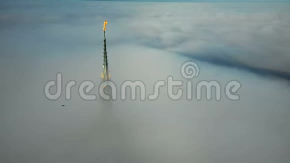 无人机正从令人惊叹的圣米歇尔山城堡尖塔雕像上方的天空中飞翔鸟儿正飞过视频的预览图