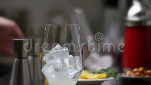 准备橙汁鸡尾酒酒吧从冰开始酒保在现代酒吧准备鸡尾酒Barmen搅拌和视频的预览图