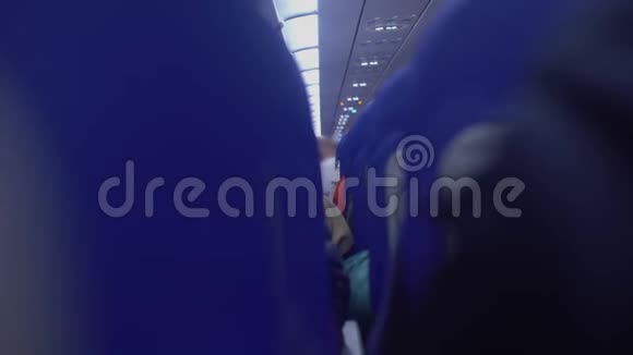 乘坐低成本航空公司旅游和移民度假的旅客登机视频的预览图