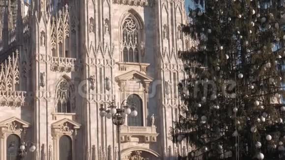 靠近米兰的圣诞树和杜莫大教堂视频的预览图