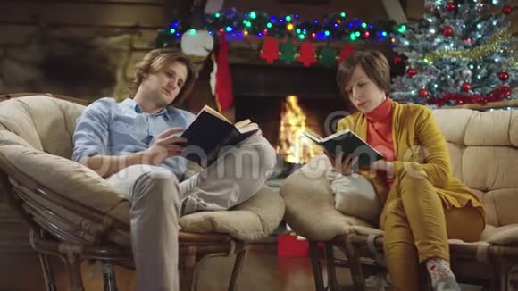 长头发的英俊男女在圣诞节读书视频的预览图
