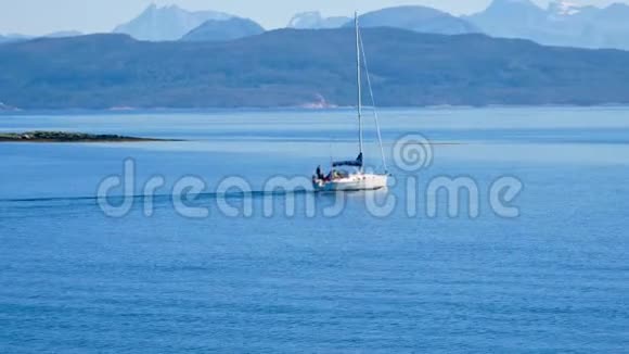 游艇航行在靠近海岸的蓝色北海与峡湾视频的预览图