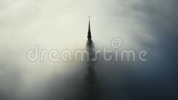 大气空中拍摄浓雾云流覆盖著名雄伟的圣米歇尔山要塞堡日出视频的预览图