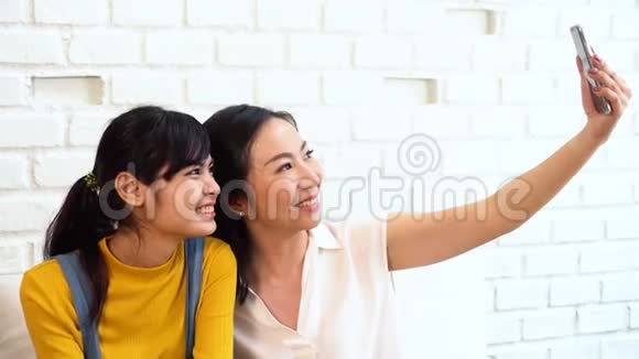 快乐的亚洲少女和中年母亲自拍或视频电话视频的预览图