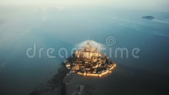 在雄伟的日出圣米歇尔山MontSaintMichel上空在诺曼底被海潮包围的不真实的城堡岛上飞得很高视频的预览图