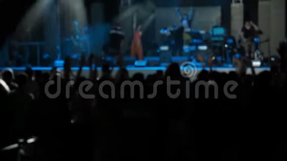 慢动作视频表演者观众跳跃举起手摇滚乐队音乐厅剪影跳舞的人视频的预览图