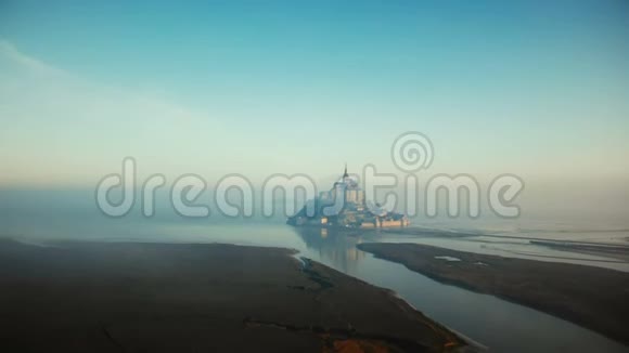 大气电影空中拍摄雾状日出圣米歇尔山在高潮著名的岛屿要塞在诺曼底视频的预览图