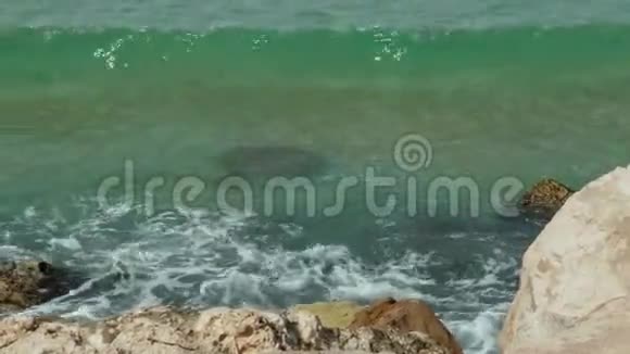 海浪慢慢地压向岩石海岸慢动作4K视频的预览图