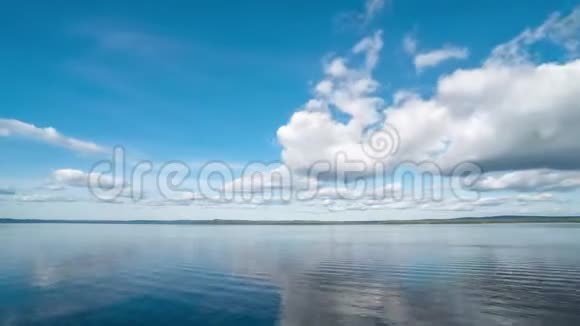 晴空万里的白云平静的河景视频的预览图