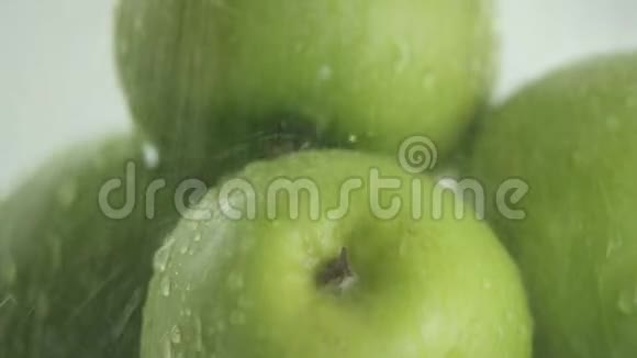 绿色的苹果水面从上面落下白色的背景特写视频的预览图