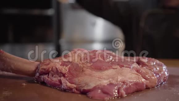 主厨在生的新鲜肉排骨上涂油腌制后准备在烤架中油炸关门视频的预览图