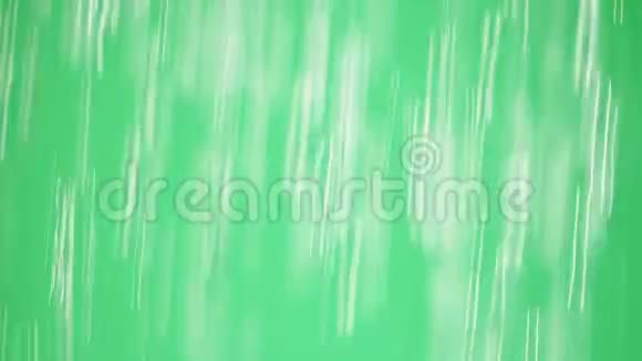 水流像波浪一样从顶部落下特写绿色背景视频的预览图
