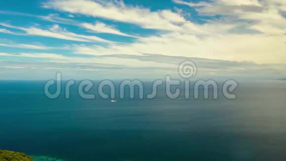 海景蔚蓝的大海天空中有云彩和岛屿时间流逝视频的预览图
