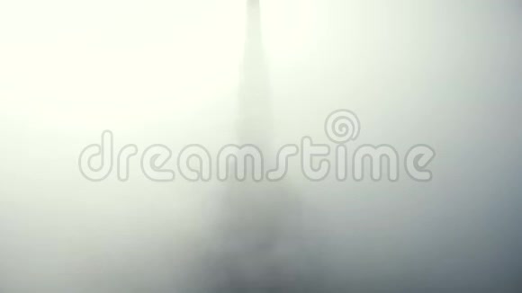 无人机在浓雾之上升起在神秘的圣米歇尔山城堡尖顶上露出雄伟的金色天使雕像视频的预览图