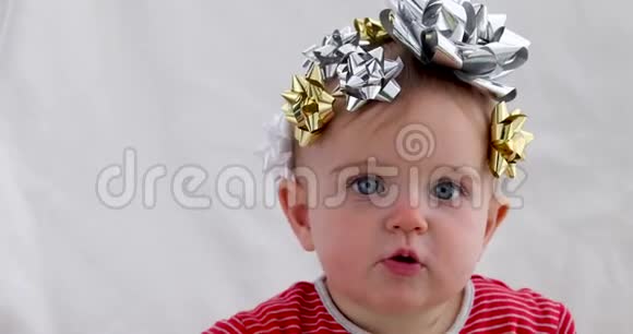 以蝴蝶结作为礼物装饰的婴儿视频的预览图