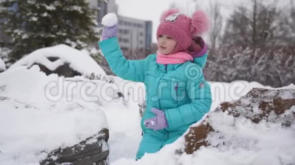 冬天公园里的小女孩爸爸把雪球扔出去了视频的预览图